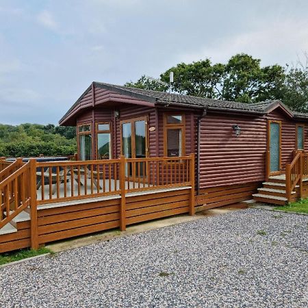 Beautiful Willow Lodge 67-4-6 Persons-Private Hot Tub-Pet Friendly-Tranquil Holiday Away From It All Yet Not Far To St Austell-The Holiday Home Has Two Bedrooms, Living & Dining Area, Equipped Kitchen -Decking-Al Fresco Dining-Fishing Lakes-Pet Frien Grampound Ngoại thất bức ảnh