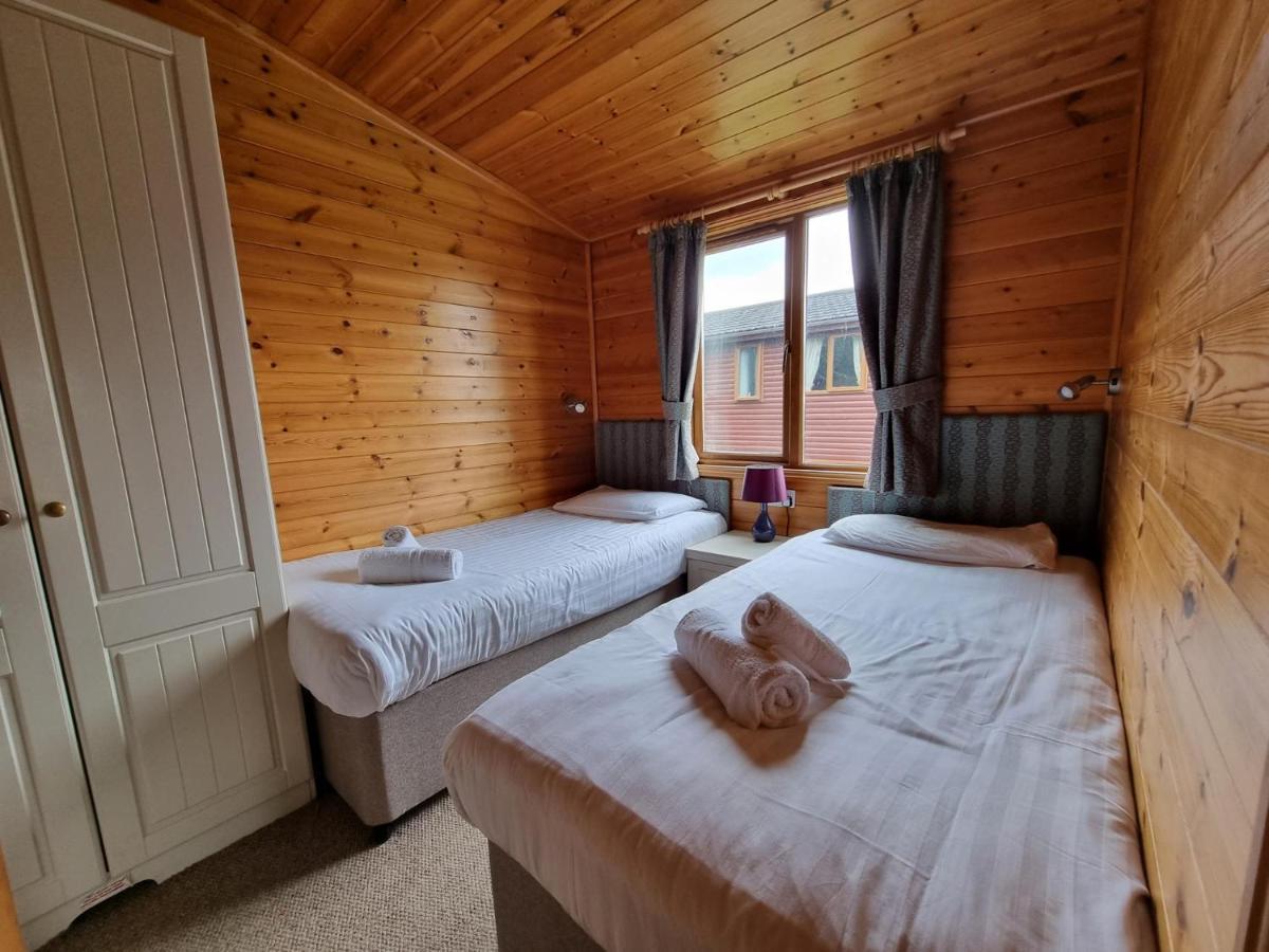 Beautiful Willow Lodge 67-4-6 Persons-Private Hot Tub-Pet Friendly-Tranquil Holiday Away From It All Yet Not Far To St Austell-The Holiday Home Has Two Bedrooms, Living & Dining Area, Equipped Kitchen -Decking-Al Fresco Dining-Fishing Lakes-Pet Frien Grampound Ngoại thất bức ảnh