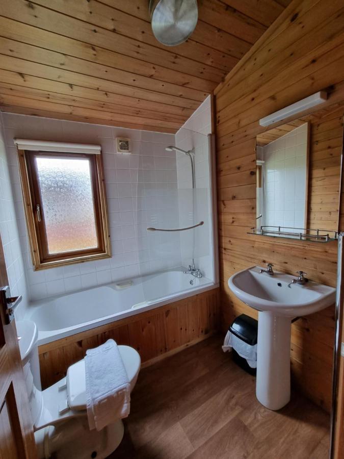 Beautiful Willow Lodge 67-4-6 Persons-Private Hot Tub-Pet Friendly-Tranquil Holiday Away From It All Yet Not Far To St Austell-The Holiday Home Has Two Bedrooms, Living & Dining Area, Equipped Kitchen -Decking-Al Fresco Dining-Fishing Lakes-Pet Frien Grampound Ngoại thất bức ảnh