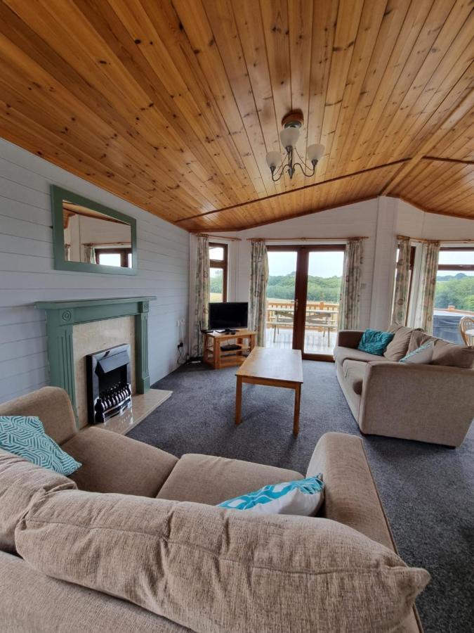 Beautiful Willow Lodge 67-4-6 Persons-Private Hot Tub-Pet Friendly-Tranquil Holiday Away From It All Yet Not Far To St Austell-The Holiday Home Has Two Bedrooms, Living & Dining Area, Equipped Kitchen -Decking-Al Fresco Dining-Fishing Lakes-Pet Frien Grampound Ngoại thất bức ảnh