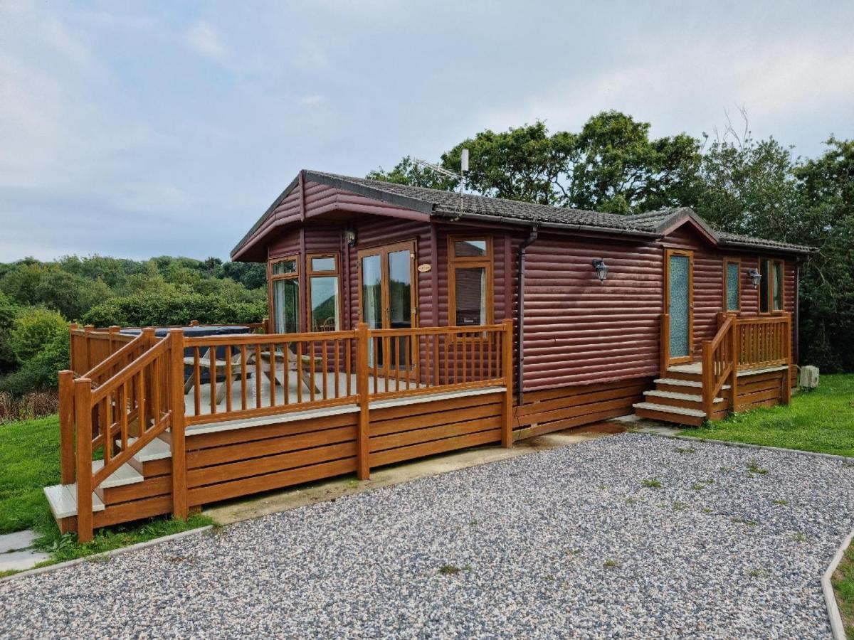 Beautiful Willow Lodge 67-4-6 Persons-Private Hot Tub-Pet Friendly-Tranquil Holiday Away From It All Yet Not Far To St Austell-The Holiday Home Has Two Bedrooms, Living & Dining Area, Equipped Kitchen -Decking-Al Fresco Dining-Fishing Lakes-Pet Frien Grampound Ngoại thất bức ảnh