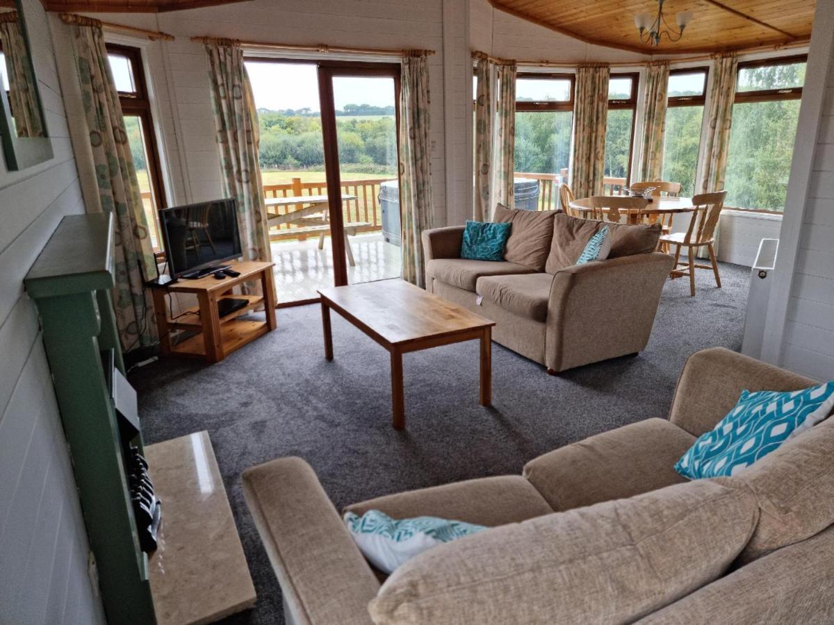 Beautiful Willow Lodge 67-4-6 Persons-Private Hot Tub-Pet Friendly-Tranquil Holiday Away From It All Yet Not Far To St Austell-The Holiday Home Has Two Bedrooms, Living & Dining Area, Equipped Kitchen -Decking-Al Fresco Dining-Fishing Lakes-Pet Frien Grampound Ngoại thất bức ảnh