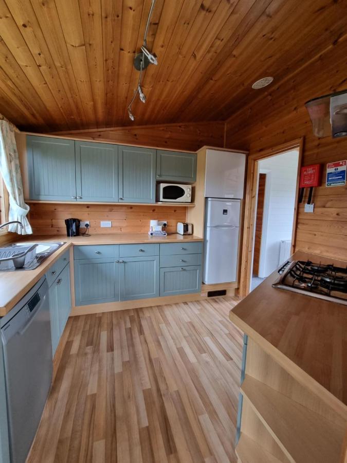 Beautiful Willow Lodge 67-4-6 Persons-Private Hot Tub-Pet Friendly-Tranquil Holiday Away From It All Yet Not Far To St Austell-The Holiday Home Has Two Bedrooms, Living & Dining Area, Equipped Kitchen -Decking-Al Fresco Dining-Fishing Lakes-Pet Frien Grampound Ngoại thất bức ảnh