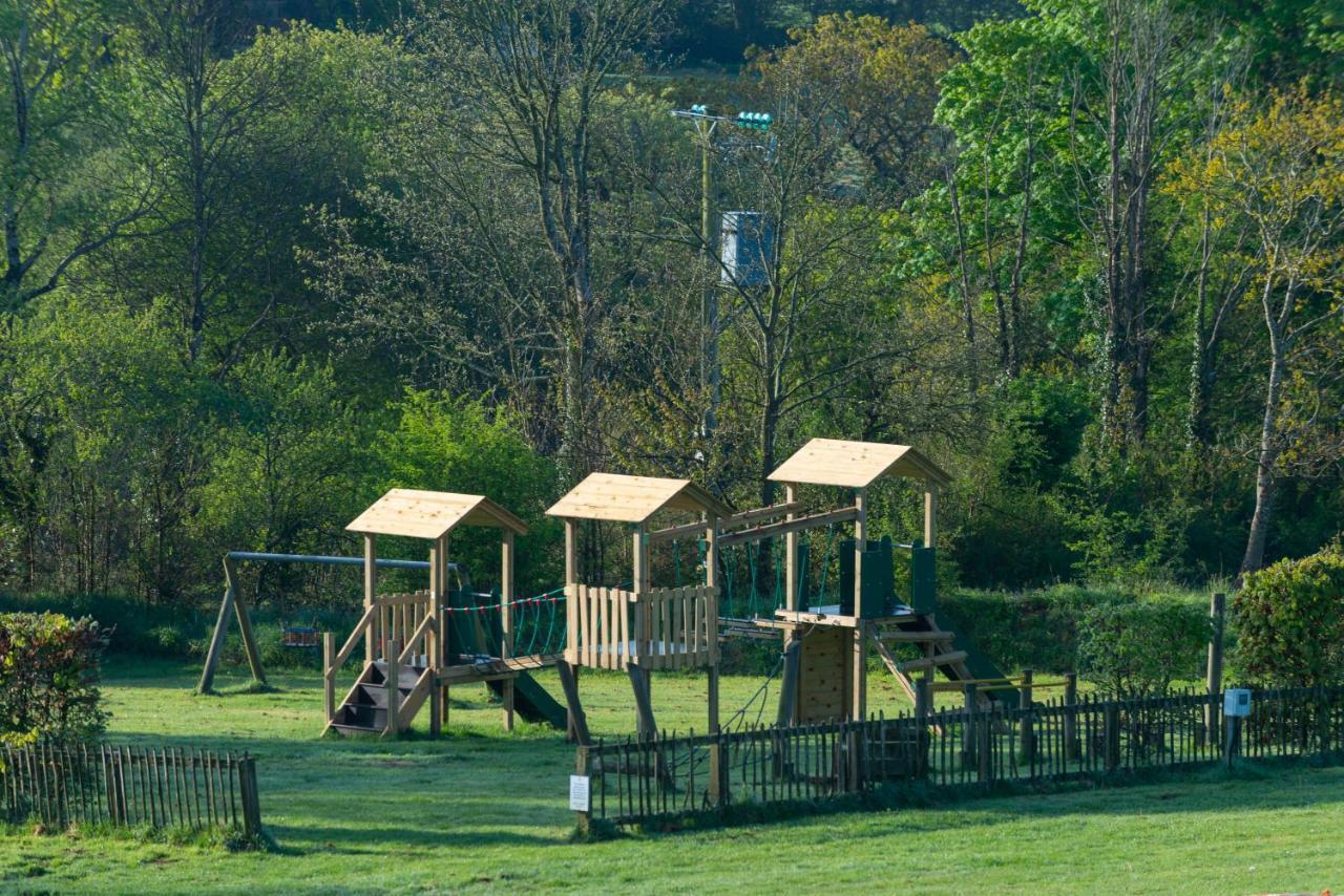 Beautiful Willow Lodge 67-4-6 Persons-Private Hot Tub-Pet Friendly-Tranquil Holiday Away From It All Yet Not Far To St Austell-The Holiday Home Has Two Bedrooms, Living & Dining Area, Equipped Kitchen -Decking-Al Fresco Dining-Fishing Lakes-Pet Frien Grampound Ngoại thất bức ảnh