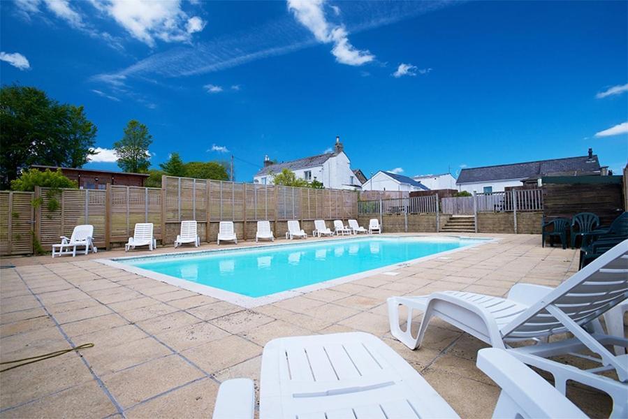 Beautiful Willow Lodge 67-4-6 Persons-Private Hot Tub-Pet Friendly-Tranquil Holiday Away From It All Yet Not Far To St Austell-The Holiday Home Has Two Bedrooms, Living & Dining Area, Equipped Kitchen -Decking-Al Fresco Dining-Fishing Lakes-Pet Frien Grampound Ngoại thất bức ảnh